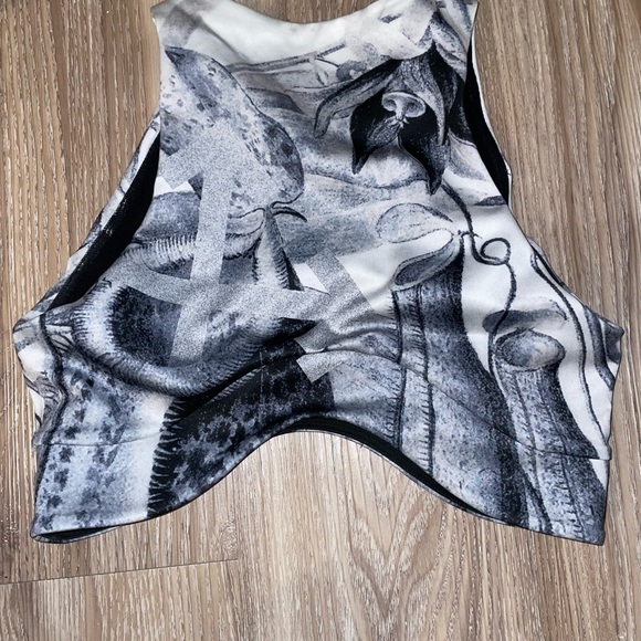 OFF-WHITE 
CROP SHIRT
SIZE L
WORN ONCE 
GOOD CONDITION - Picture 2 of 2